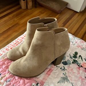 Old Navy Women’s Chunky Block Heel Booties